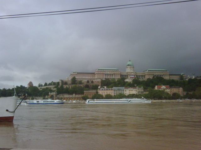 Scaled image budaivarfelhokkel.jpg 